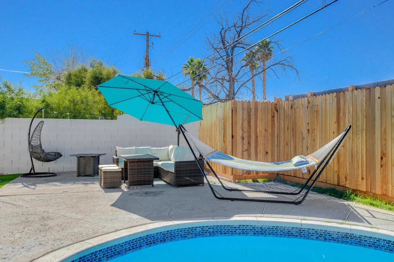 Lady Luck Oasis Large Pool Central Dogs Welcome Лас-Вегас США