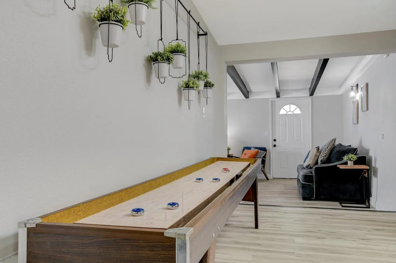 Lady Luck Oasis Large Pool Central Dogs Welcome Лас-Вегас